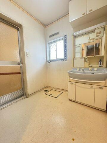 尊延寺5丁目　中古一戸建ての脱衣所|洗濯機置き場
■物件内覧・資金計画相談・住宅ローン相談、リフォーム相談、お問合せ受付中■
※当日・翌日のご内覧、ご相談はお電話でのお問合せがスムーズです！