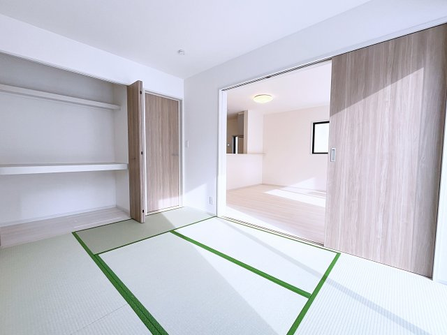 新築戸建・新築建売　西郷村小田倉字前原　小田倉小・西郷第二中の和室|畳のぬくもりが心地いい和室。リビングから見守ることができ、お子様のお昼寝や遊び場に最適です！