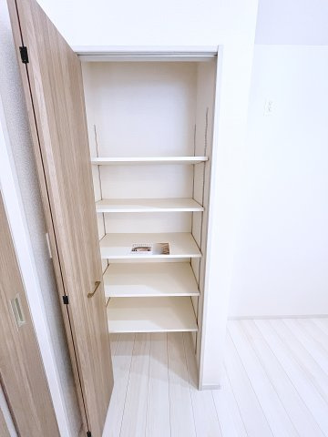 新築戸建・新築建売　西郷村小田倉字前原　小田倉小・西郷第二中の収納|パントリー収納は可動式の棚で、食品や防災グッズなどの収納に便利です！