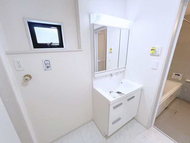 新築戸建・新築建売　西郷村小田倉字前原　小田倉小・西郷第二中の独立洗面台|三面鏡洗面台で朝の身支度もしやすい＆収納力も◎洗面台に物を置かずすっきり清潔に保つことができます！