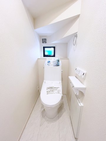 新築戸建・新築建売　西郷村小田倉字前原　小田倉小・西郷第二中のトイレ|白を基調としており小窓で換気ができるので清潔感のある空間。ペーパーホルダーが2つあるのも便利です！
