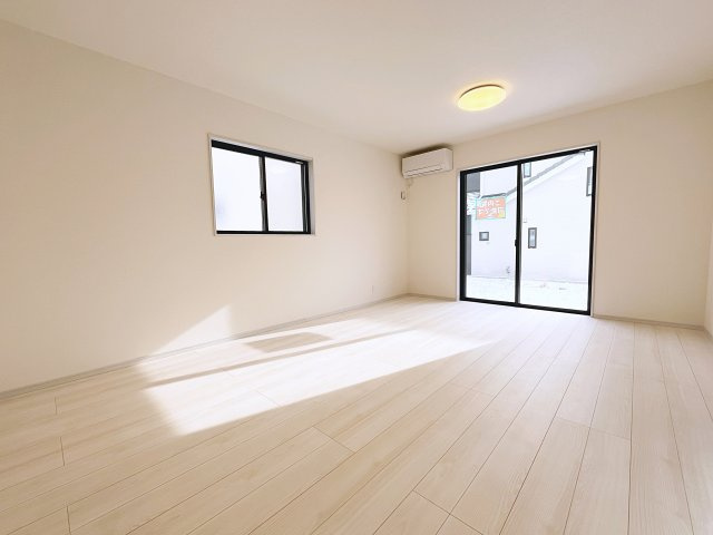 新築戸建・新築建売　西郷村小田倉字前原　小田倉小・西郷第二中の居間・リビング|南側の大きな窓から日差しが入り明るいリビングはご家族皆さんの憩いの場です！
