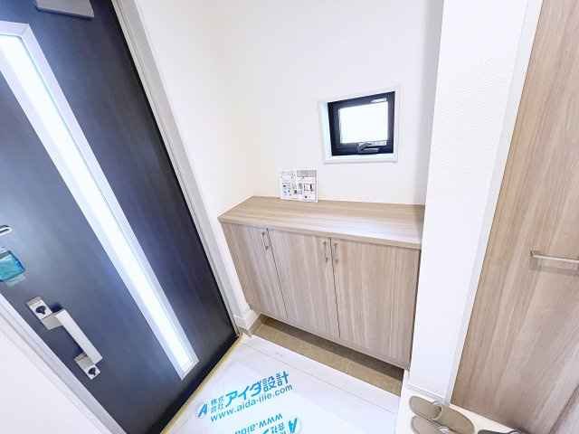 新築戸建・新築建売　西郷村小田倉字前原　小田倉小・西郷第二中の玄関|玄関ドアと小窓から日差しが入り明るい玄関です！