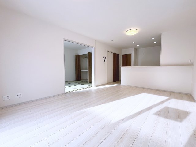 新築戸建・新築建売　西郷村小田倉字前原　小田倉小・西郷第二中の居間・リビング|広々としたLDKは、ゆとりがありご家族皆さんでくつろぐことができる空間です！