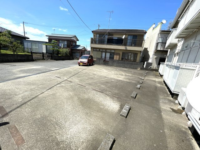 モアクレスト明光の駐車場