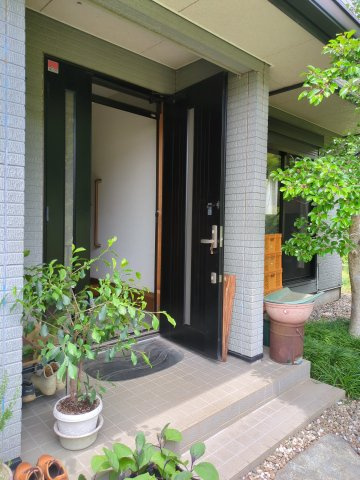 東金市極楽寺　中古戸建の玄関|明るい玄関です