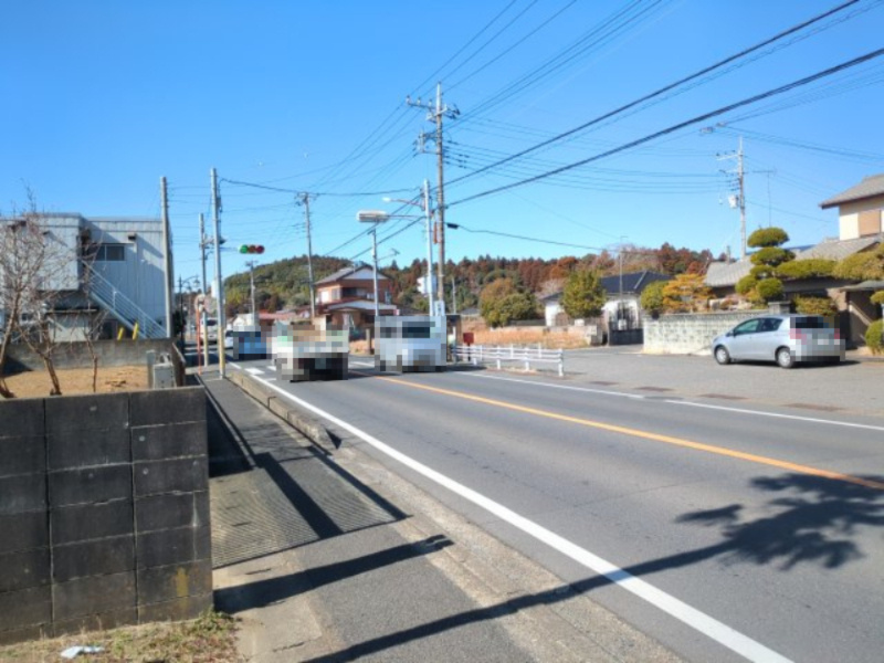 山武市成東　中古戸建の前面道路含む現地写真