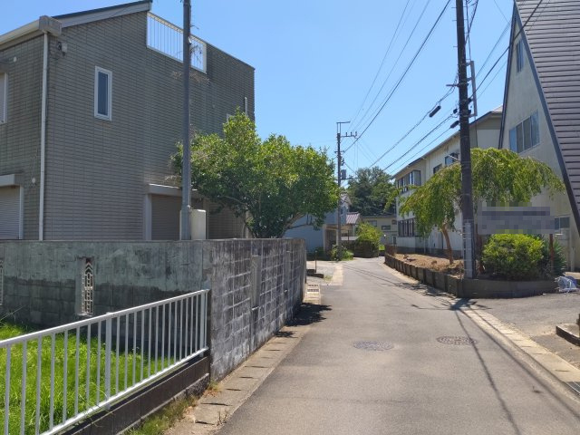 東金市松之郷　中古戸建の前面道路含む現地写真