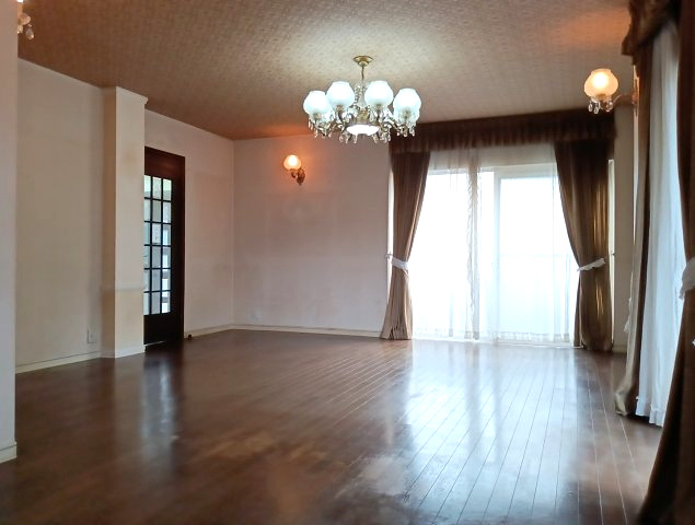 東金市松之郷　中古戸建の居間・リビング|使いやすい居間です