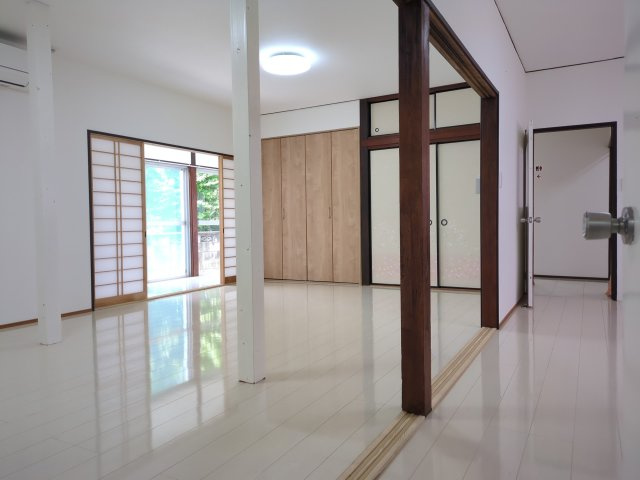 大網白里市永田　事務所付中古戸建の居間・リビング|ゆったりとした居間です