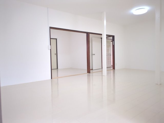 大網白里市永田　事務所付中古戸建の居間・リビング|ゆったりとした居間です