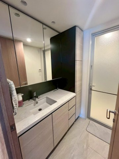 【独立洗面台】 | HARUMI FLAG SUN VILLAGE T棟 | 三面鏡付きの収納豊富な洗面台になります。