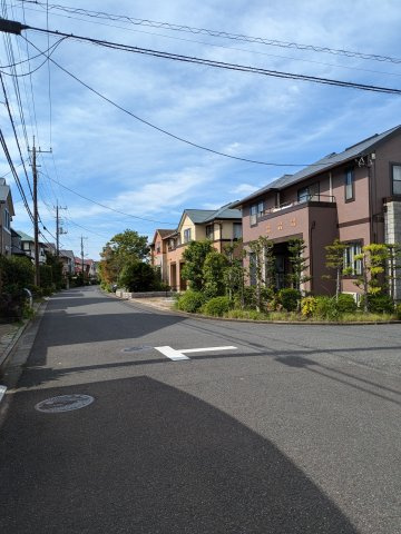 大網白里市季美の森南2丁目　中古戸建の前面道路含む現地写真