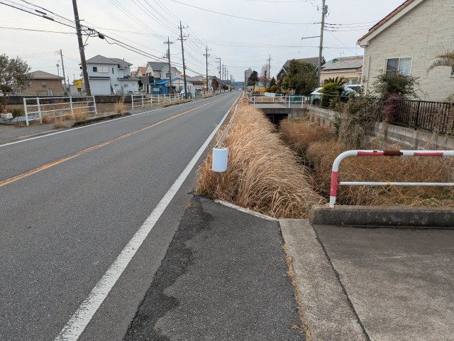 東金市菱沼　中古戸建の前面道路含む現地写真