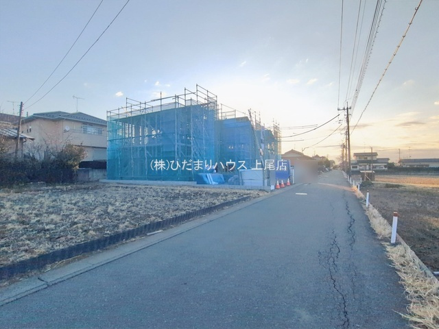 鴻巣市登戸第2　新築戸建　リーブル01の前面道路含む現地写真