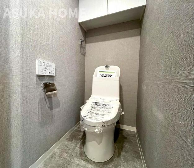 クイーンハイツ　保土ヶ谷のトイレ|温水洗浄便座のトイレ設備です♪トイレ上部にはあると便利な吊戸棚を設置♪