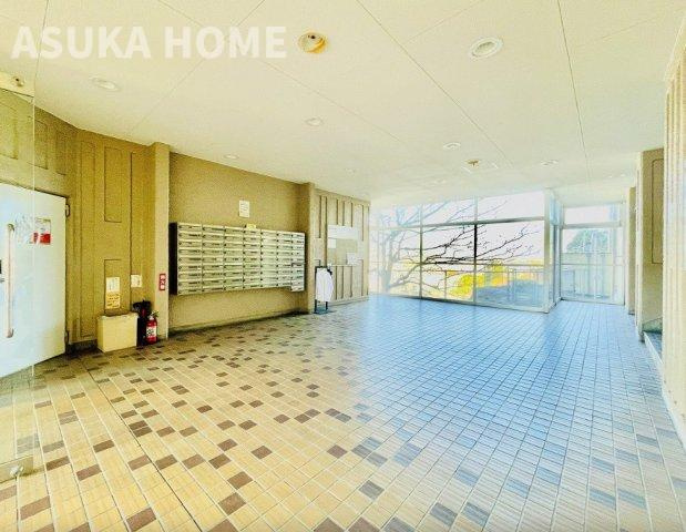 クイーンハイツ　保土ヶ谷のロビー|明るい解放感あるロビーをでると、徒歩で小学校は４分、中学校は2分の近さ　お買い物も便利です。
す。