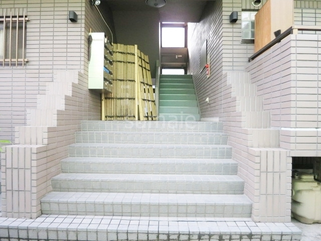 ラ・カーサ・エスペランザのエントランス|階段になってます！！