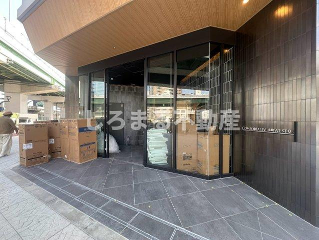 コンフォリア・リヴ本町WESTQのエントランス