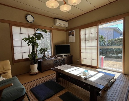 城ヶ崎海岸駅まで約750m 平坦な芝庭のある温泉付き4LDKの和室|お庭に出られる和室