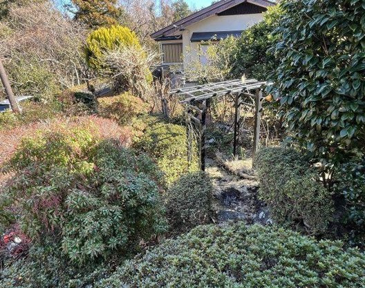 城ヶ崎海岸駅まで約750m 平坦な芝庭のある温泉付き4LDKの庭|北東側のお庭