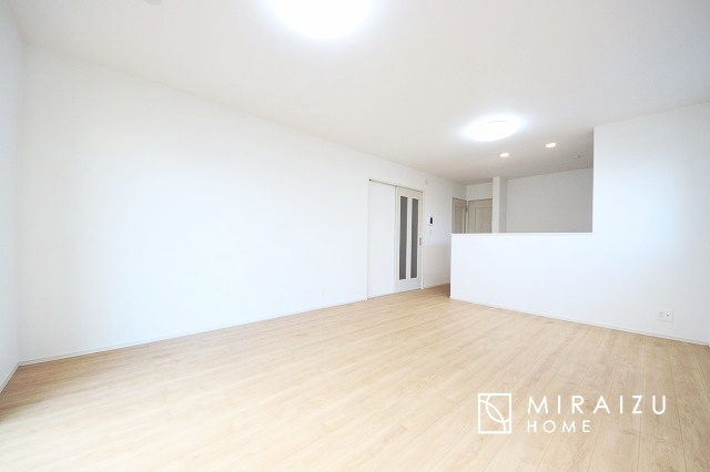 【居間・リビング】 | 食事を取るスペースもリラックスしてくつろげるスペースもお子さんが勉強するスペースも兼ね備えたリビングダイニング。