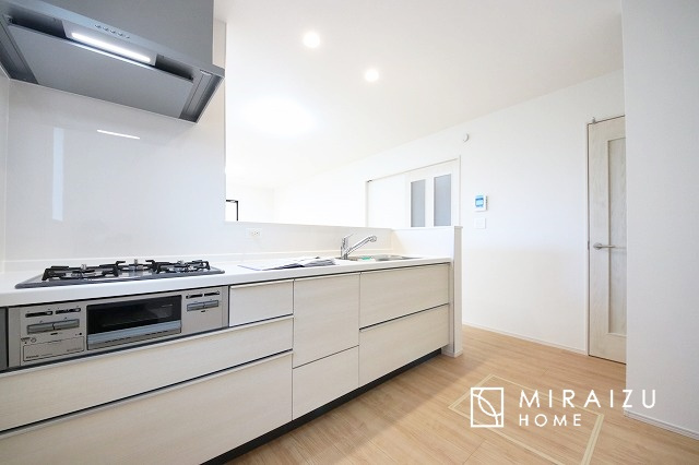 【キッチン】 | 広々としたキッチンは大きな深型シンク、3口コンロ、換気扇、大きなお鍋から小物まで取り出しやすさを考えられた引き出し収納の付いたシステムキッチンです。