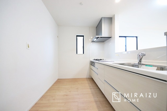 【キッチン】 | 収納力と機能性を備えたシステムキッチン。圧力鍋や大きなフライパンなどの調理器具から調味料など幅広く収納し、お料理のしやすいつくりになっています。