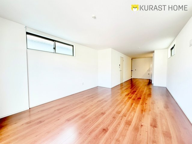 京都市右京区太秦上ノ段町　新築戸建の居間・リビング