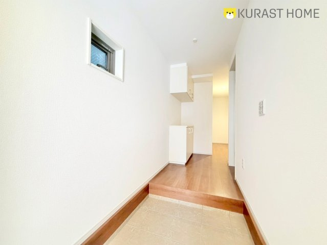 京都市右京区太秦上ノ段町　新築戸建の玄関