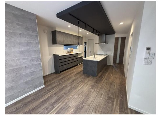 高知市一宮徳谷　中古一戸建てのキッチン|グレートーンで統一された上質なLDK。モデルハウスのような仕上がり