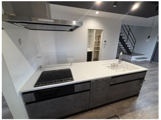 高知市一宮徳谷　中古一戸建てのキッチン|家族と会話が弾む、開放感のあるアイランドキッチン