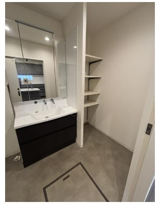 高知市一宮徳谷　中古一戸建ての洗面所|可動棚付きでタオルや洗剤をすっきり収納できる洗面脱衣所