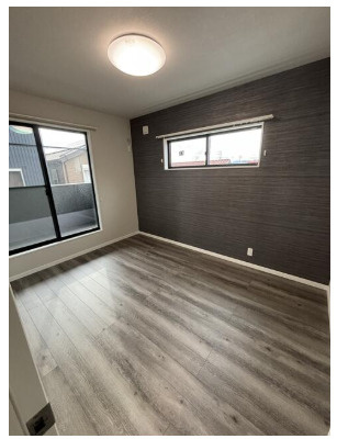 高知市一宮徳谷　中古一戸建ての洋室|アクセントクロスが落ち着きを演出する、ゆったりとした洋室