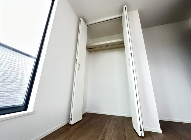 【収納】 | 新座市新座2丁目　新築一戸建住宅　全1棟　(志木本店) | バルコニーのすぐ近くにクローゼットがあるので取り込んだ洗濯物もそのまま収納できます。