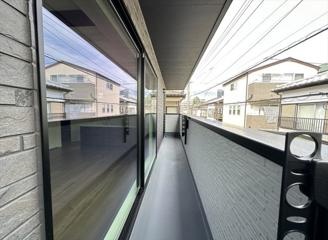 【バルコニー】 | 新座市新座2丁目　新築一戸建住宅　全1棟　(志木本店) | 2階バルコニー／2階と3階にバルコニーが設けられているので2階は洗濯物、3階はお布団など分けて干せますよ！