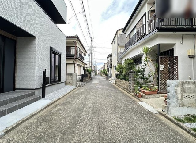 【前面道路含む現地写真】 | 新座市新座2丁目　新築一戸建住宅　全1棟　(志木本店) | 前面道路の様子／
車の通りが少ない閑静な住宅地なので永く快適にお住まいいただけます。
4ｍ道路に面しているので車庫入れもスムーズに行えます。