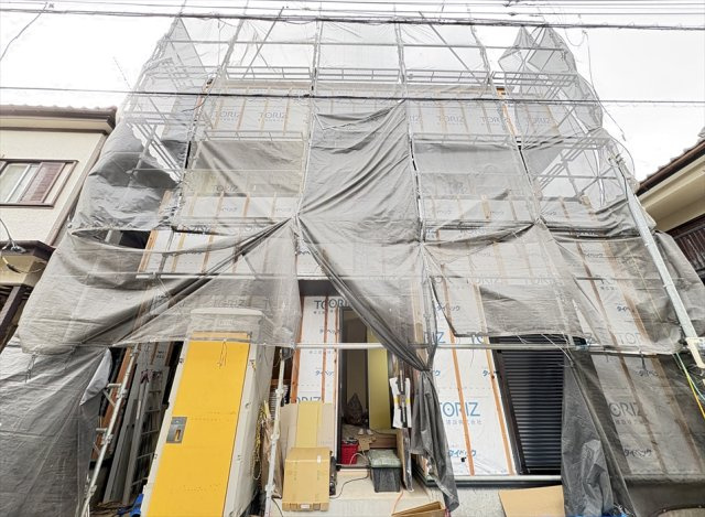 【外観】 | 新座市新座2丁目　新築一戸建住宅　全1棟　(志木本店) | 販売現地／2026年4月10日撮影　
オープンキッチンや造作食器棚など充実した設備仕様で快適な暮らしをサポート。