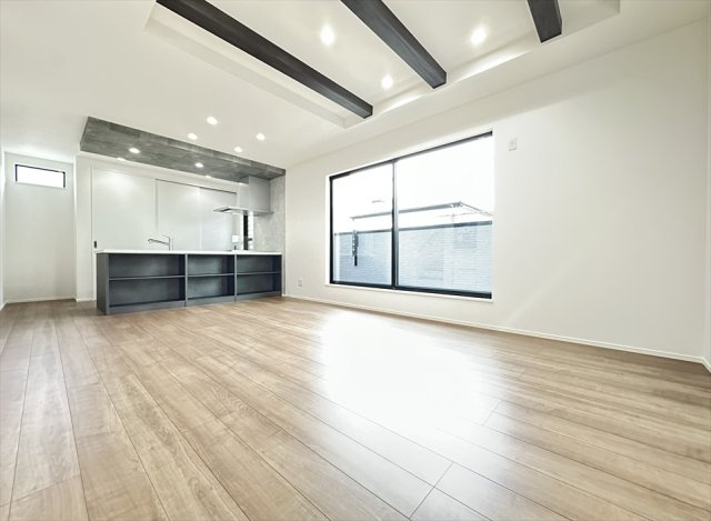 【居間・リビング】 | 新座市新座2丁目　新築一戸建住宅　全1棟　(志木本店) | 17帖の広々としたLDKは2階部分なので外からの視線を気にせずのびのび過ごせます。
お洗濯もたくさん干せる2面バルコニーで、開放感も良好です。