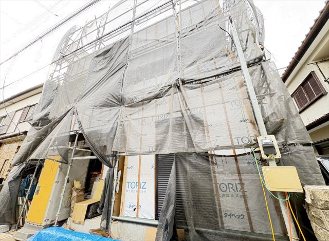 【外観】 | 新座市新座2丁目　新築一戸建住宅　全1棟　(志木本店) | 販売現地／2026年1月30日撮影　
小学校まで徒歩8分、中学校まで徒歩9分でお子様の通学に便利なエリア。