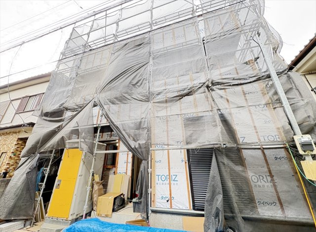 【外観】 | 新座市新座2丁目　新築一戸建住宅　全1棟　(志木本店) | 販売現地／2026年4月10日撮影　
小学校まで徒歩8分、中学校まで徒歩9分でお子様の通学に便利なエリア。