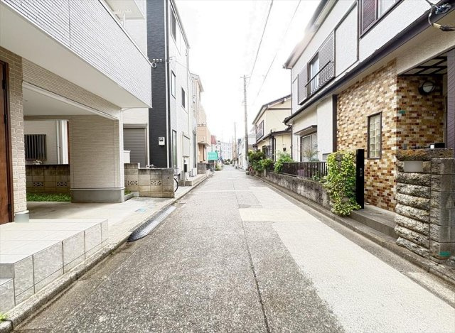 【前面道路含む現地写真】 | 新座市新座2丁目　新築一戸建住宅　全1棟　(志木本店) | 前面道路の様子／4ｍ道路に面しているので車庫入れもスムーズに行えます。