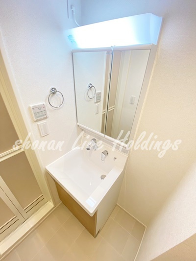 スアヴィス横須賀中央の洗面所|収納付き独立洗面台