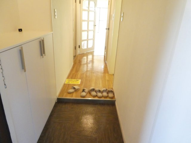 緑樹逆瀬川アーバンライフの玄関