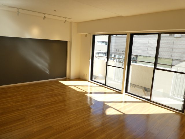 緑樹逆瀬川アーバンライフの居間・リビング