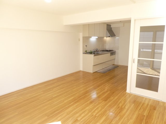 緑樹逆瀬川アーバンライフの居間・リビング