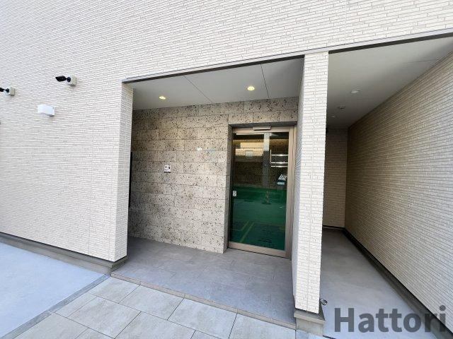 プルメリア関大前のエントランス