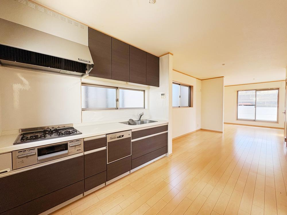 松丘町　中古一戸建ての居間・リビング|LDK17.5帖
■物件内覧・資金計画相談・住宅ローン相談、リフォーム相談、お問合せ受付中■
※当日・翌日のご内覧、ご相談はお電話でのお問合せがスムーズです！