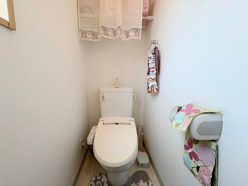 松丘町　中古一戸建てのトイレ|温水洗浄便座付き
■物件内覧・資金計画相談・住宅ローン相談、リフォーム相談、お問合せ受付中■
※当日・翌日のご内覧、ご相談はお電話でのお問合せがスムーズです！