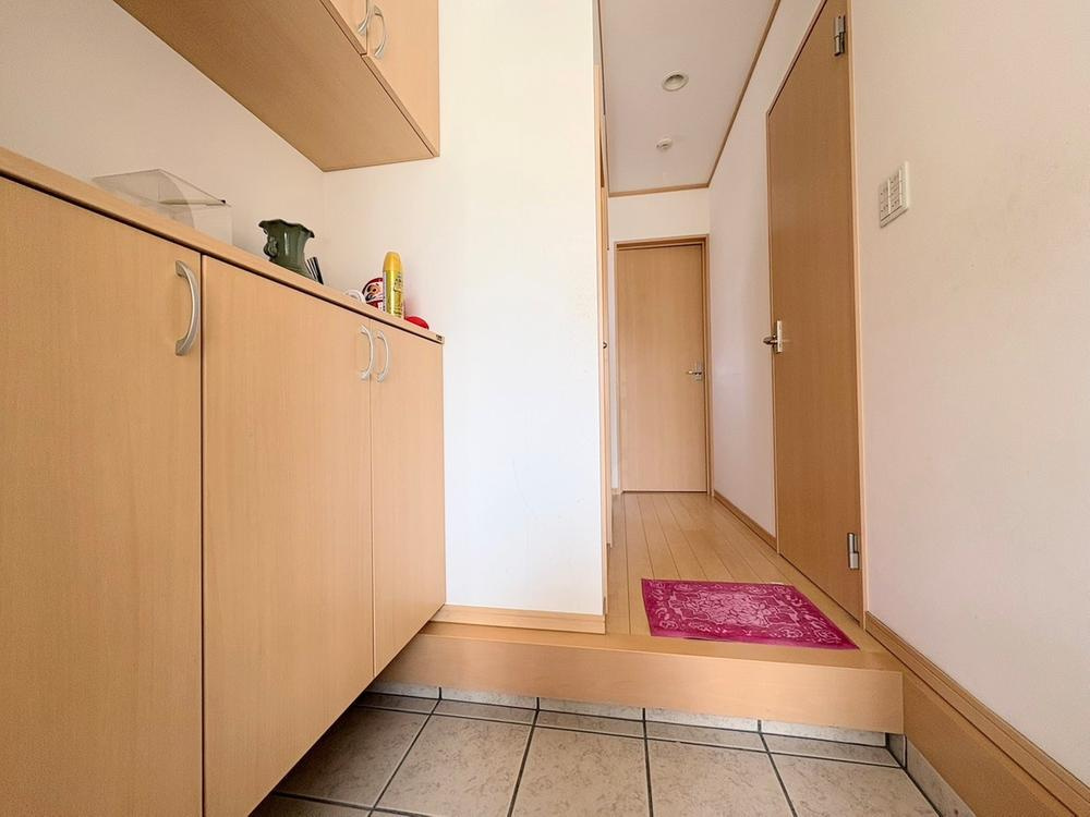 松丘町　中古一戸建ての玄関|シューズボックス
■物件内覧・資金計画相談・住宅ローン相談、リフォーム相談、お問合せ受付中■
※当日・翌日のご内覧、ご相談はお電話でのお問合せがスムーズです！